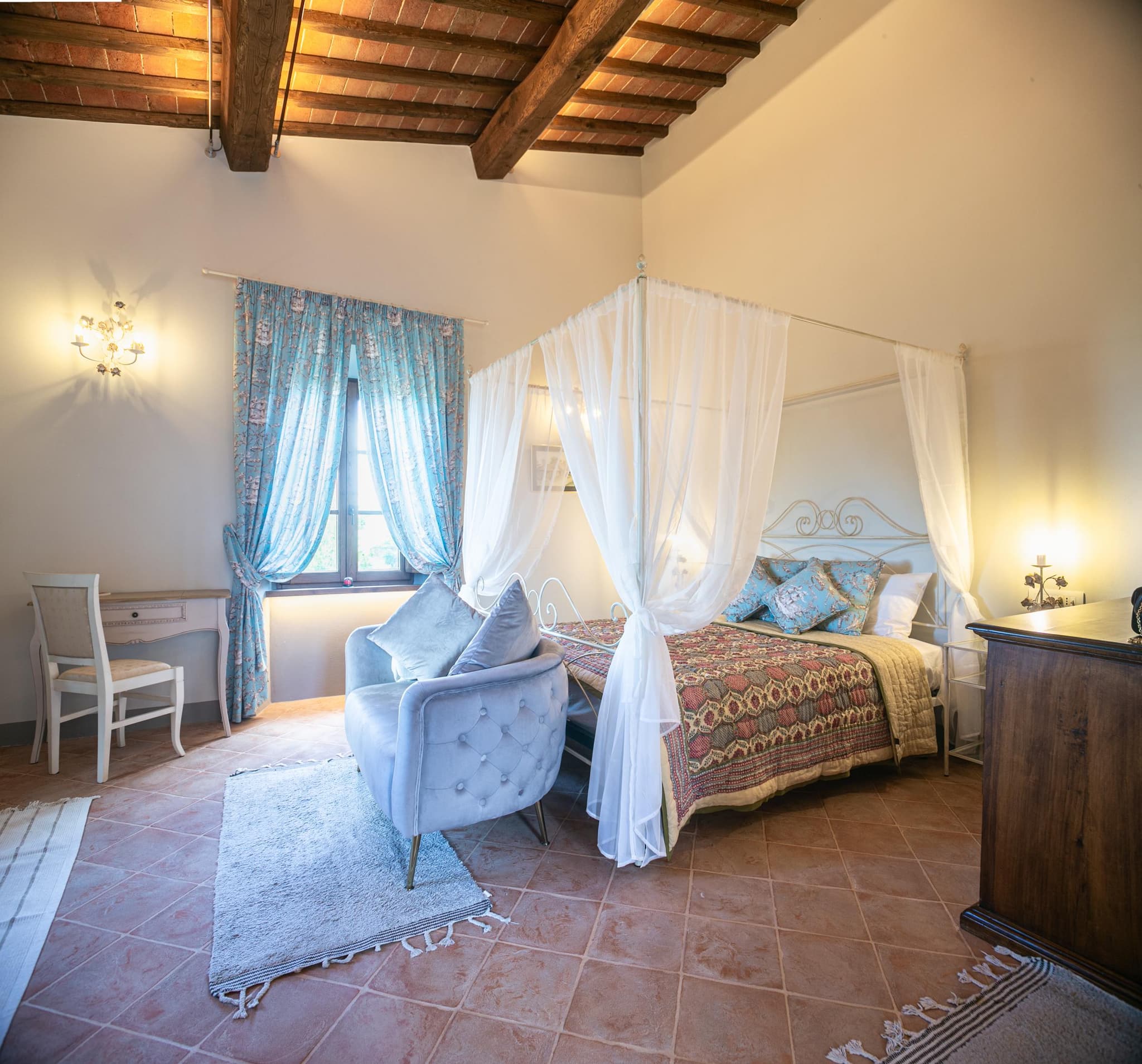 Camera Avorio canopy bed