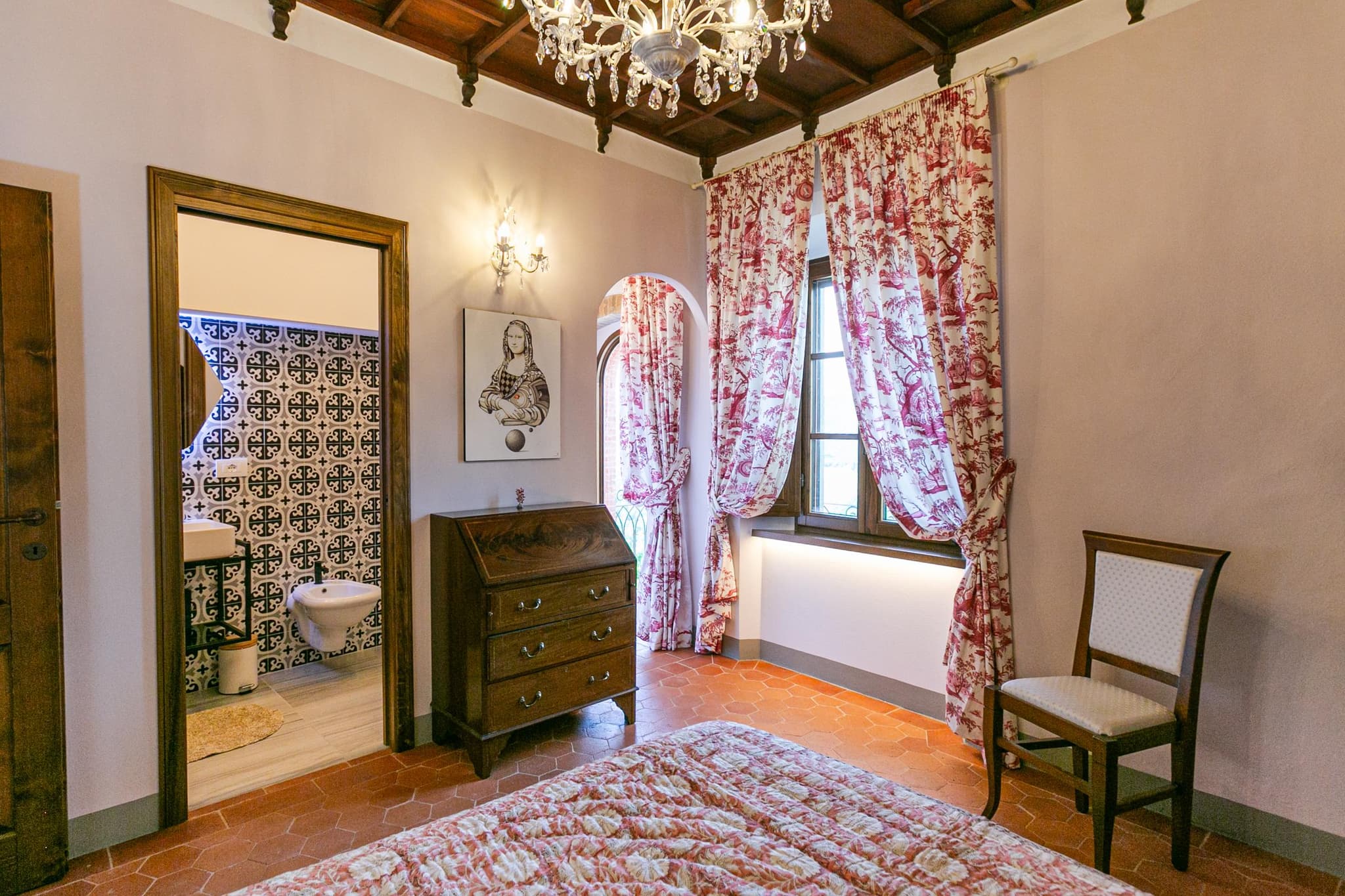 Camera Rosa antique wardrobe